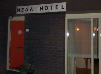 MEGAHOTEL!